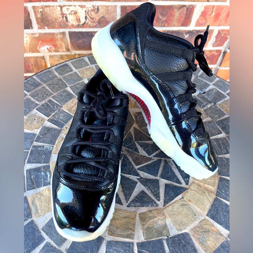 Nike Jordan 11 Retro Low Patent Leather 
72-10 Men’s 10.5